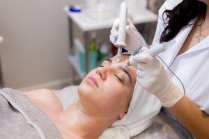 Luxury Hydrafacial clinic in Burj Al Ameem, Dubai – modern treatment room